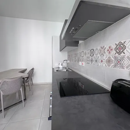 Sunshine Court No 3 *