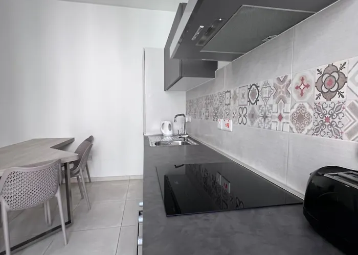 Sunshine Court No 3 *